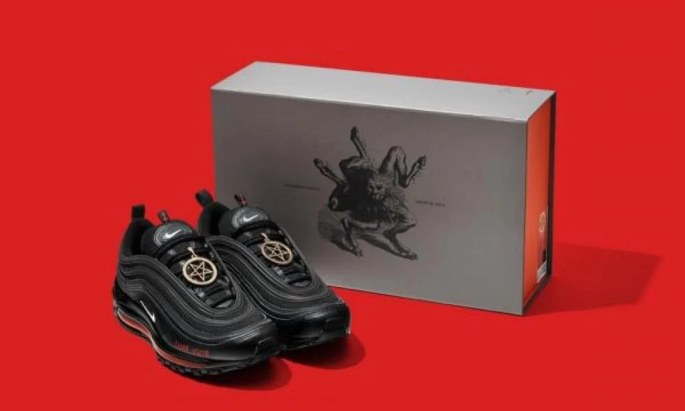 Τα ""παπούτσια του Σατανά"" με ανθρώπινο αίμα